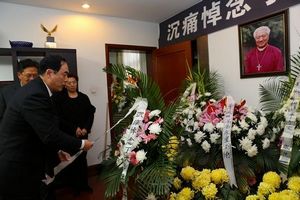 Церемония прощания с патриотическим епископом в пекине отразила его двойственное положение