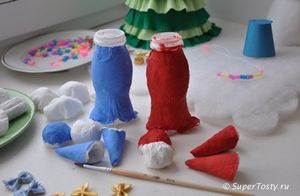 Дед мороз и его снегурочка из пластиковых бутылок