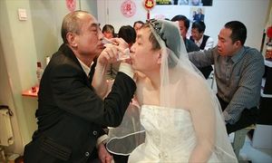 Свадьба немолодых геев в пекине указывает на подготовку к легализации однополых браков